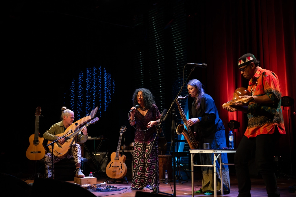 Van links naar rechts: Niels Brouwer, Monica Akihary, Ada Rave en Tsammy Tsara Tsara. Foto: © Claudia Hansen