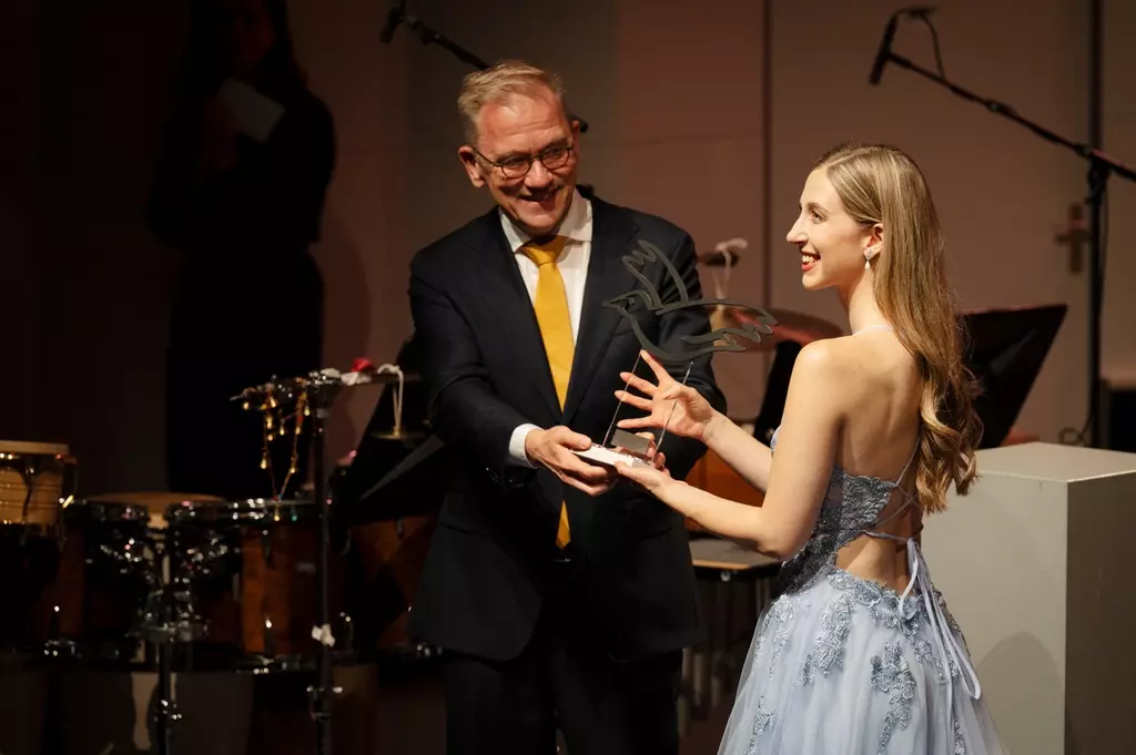 Elisabeth Hetherington, winner of the Dutch Music Prize 2024, receives the award from former minister Eppo Bruins @ Karen van Gils