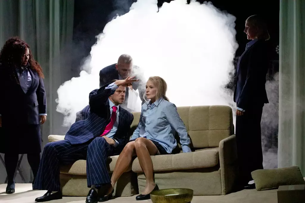 Scene from the production Ocean Breeze © Sanne Peper